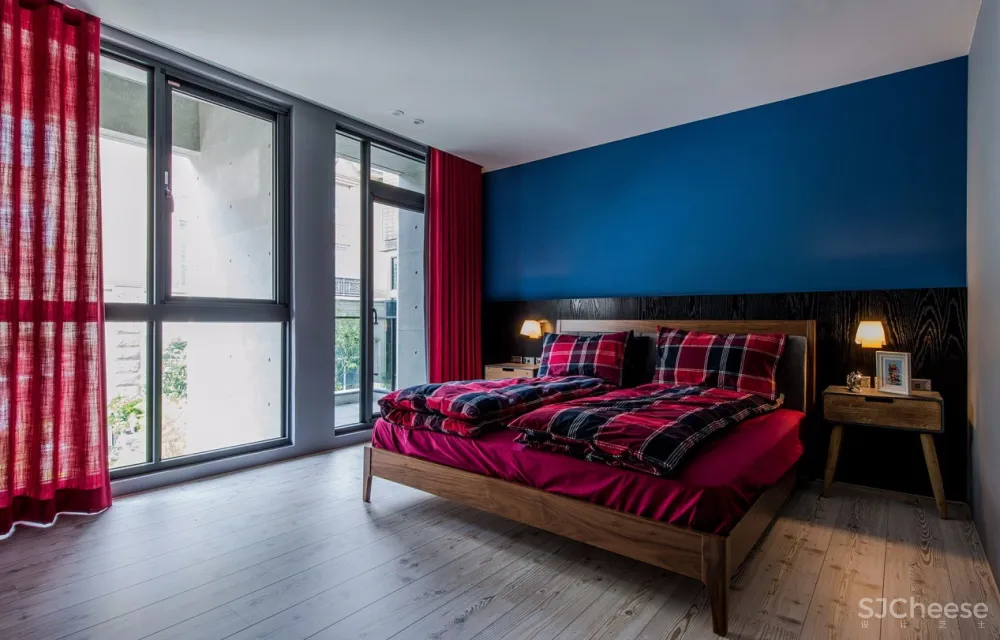 “公寓改造后,常常有奇怪的陌生人来我家附近拍照。”