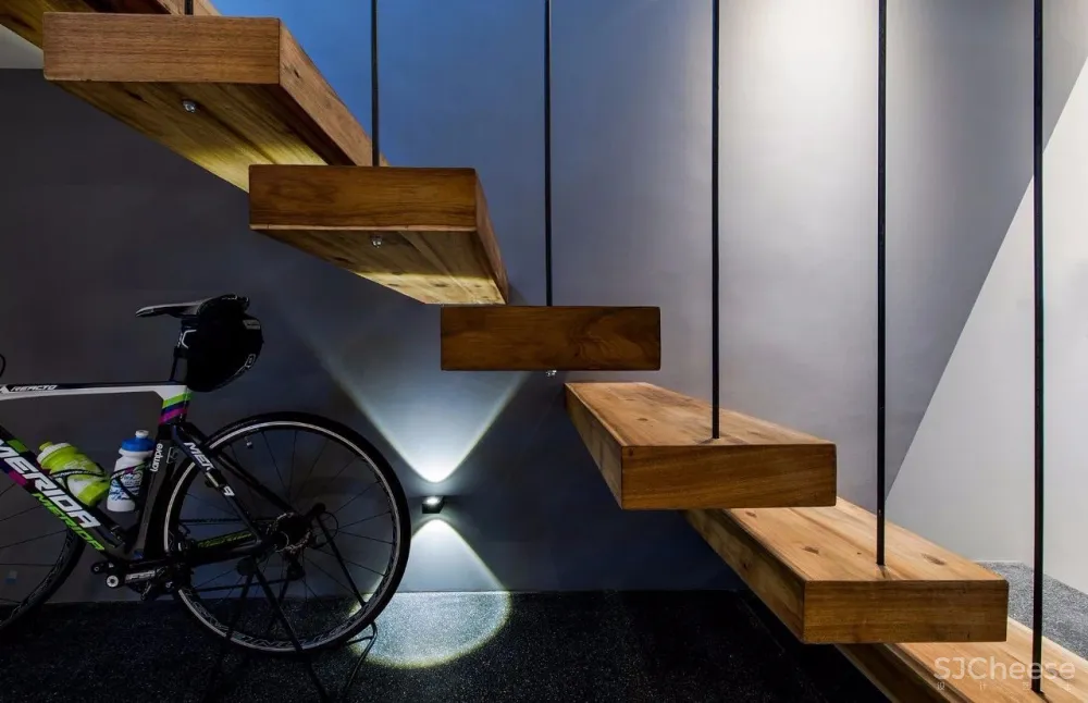 “公寓改造后,常常有奇怪的陌生人来我家附近拍照。”