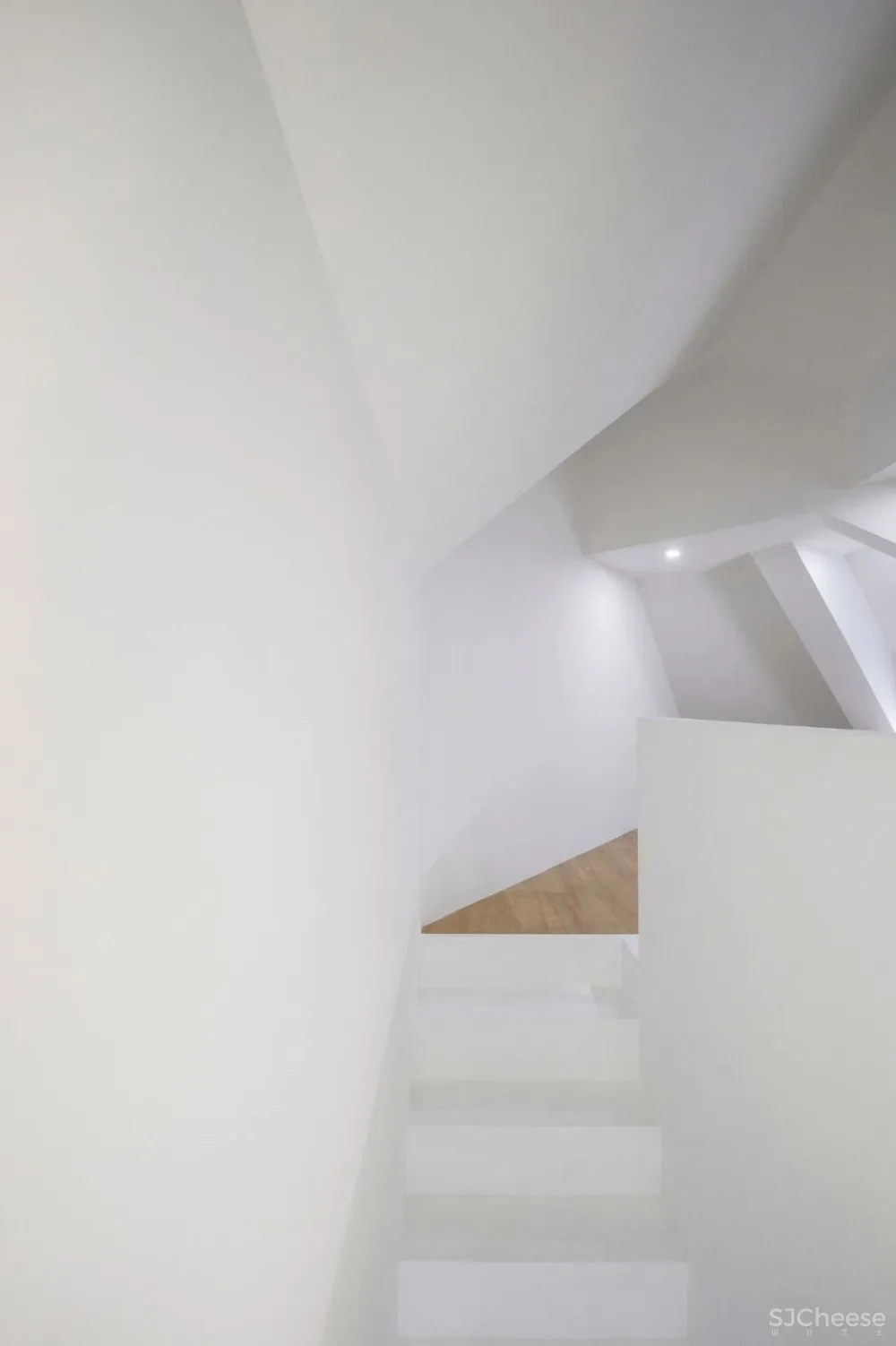 新作 | 135m² 怪异阁楼,创意爆改为画廊式的舒适三层 首