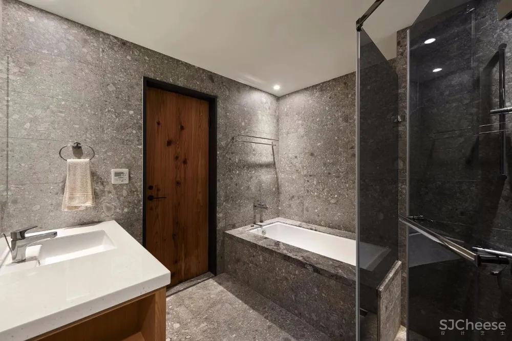 “公寓改造后,常常有奇怪的陌生人来我家附近拍照。”