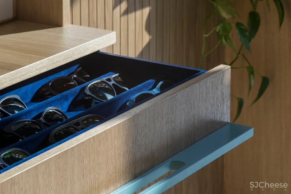 旧烘焙厂改造成的P.Y.E眼镜店 Facultative Works