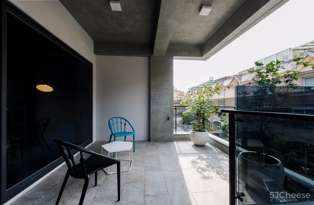 “公寓改造后,常常有奇怪的陌生人来我家附近拍照。”