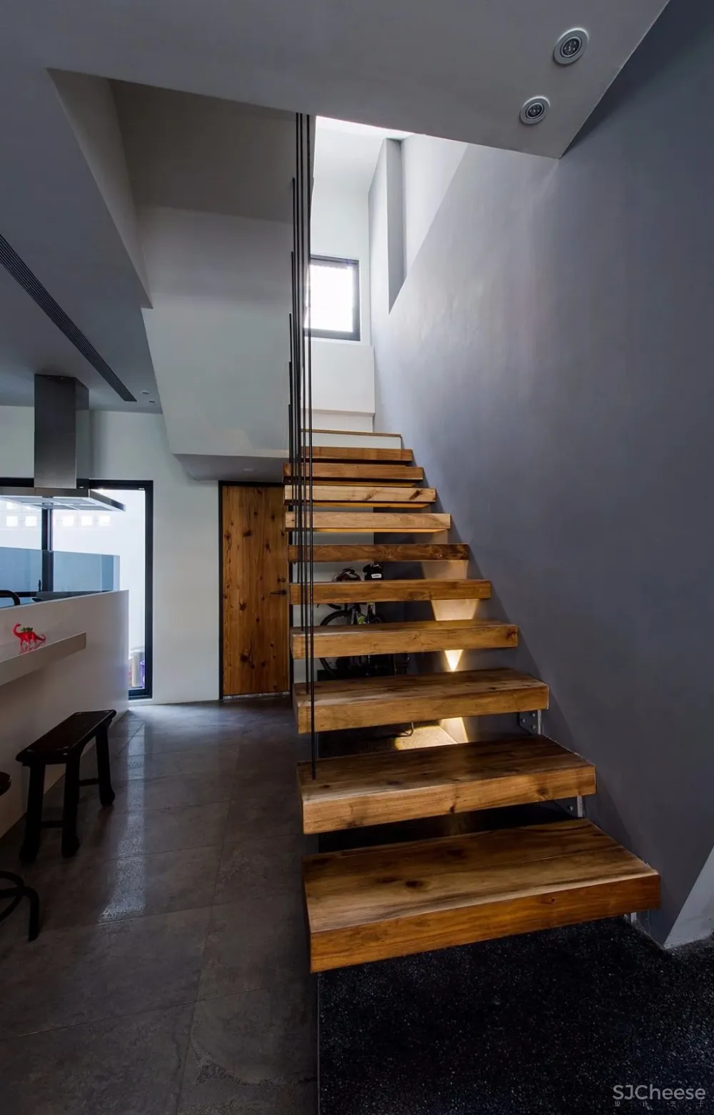 “公寓改造后,常常有奇怪的陌生人来我家附近拍照。”