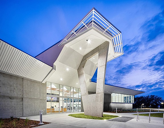 佛罗里达理工大学学生活动中心 / Straughn Trout Architects