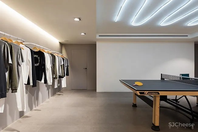 548㎡前莫斯科建筑局改造的时尚商店 | LOGIC