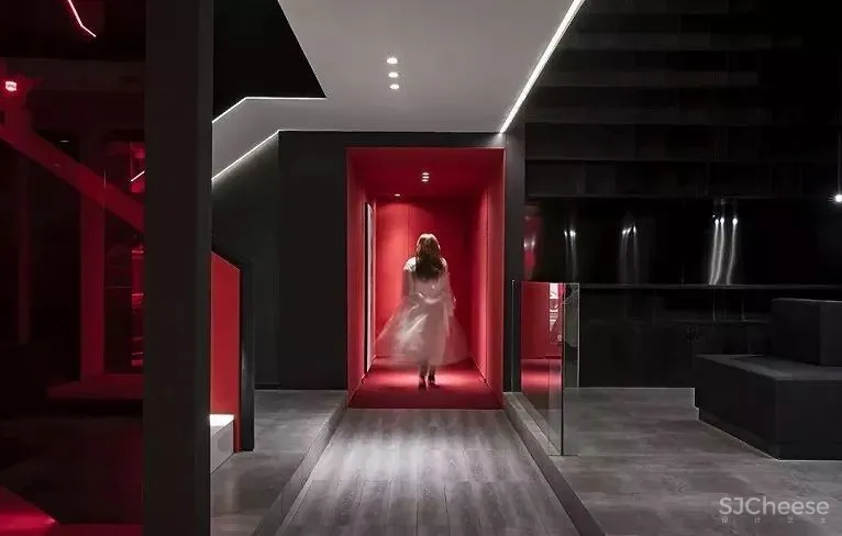 红与黑的颠覆，空间的时尚感官