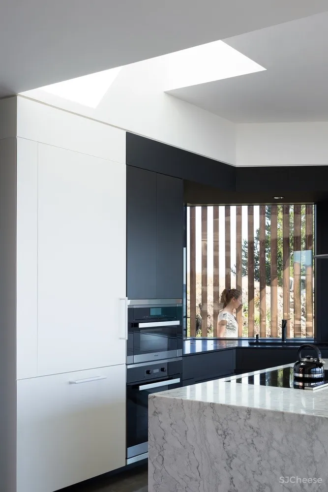 加拿大深色木结构住宅 | Okada Marshall House