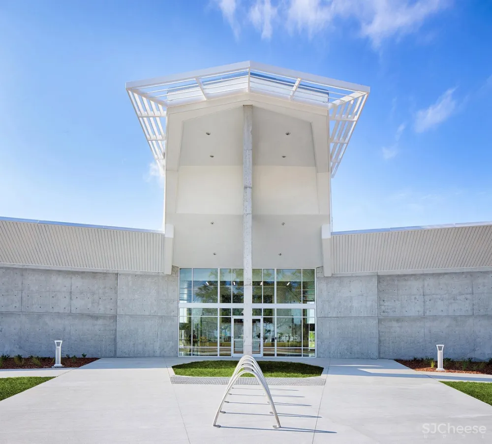 佛罗里达理工大学学生活动中心 / Straughn Trout Architects