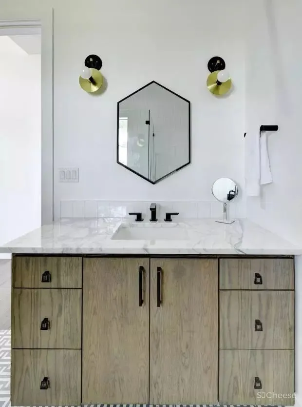 自然绿+白色,同样具有戏剧性和奢华感! 首