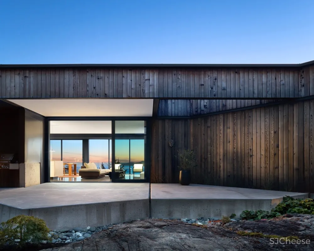 加拿大深色木结构住宅 | Okada Marshall House