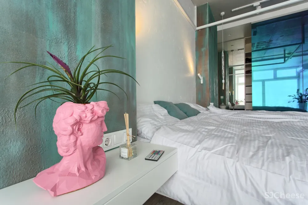 首发 | Lauri Brothers：为年轻女孩设计的基辅粉色霓虹灯公寓 首