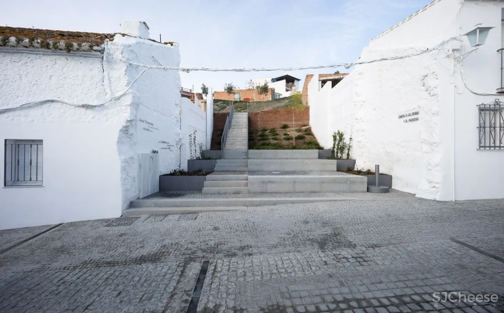 玛利亚与萨雷诺庭院 / WaterScales arquitectos