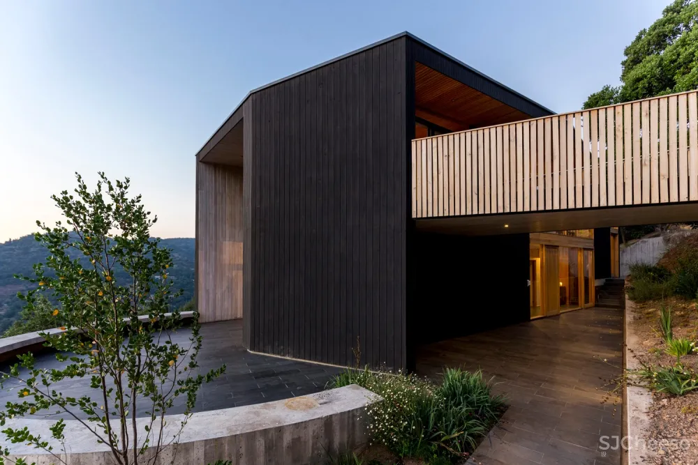 圣地亚哥郊区住宅 / Carreño Sartori Arquitectos