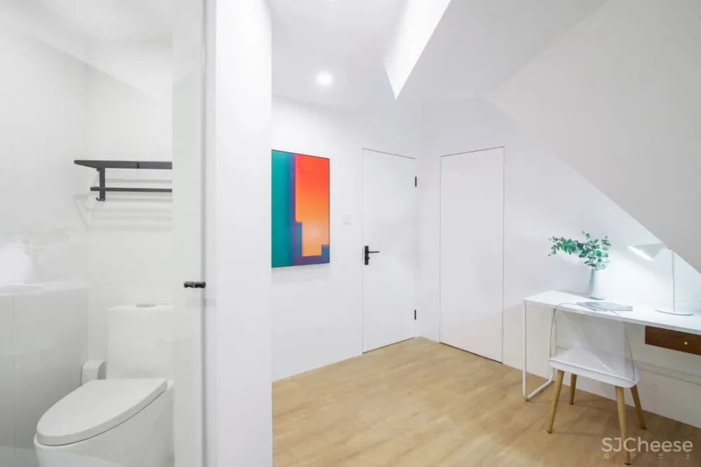 新作 | 135m² 怪异阁楼,创意爆改为画廊式的舒适三层 首