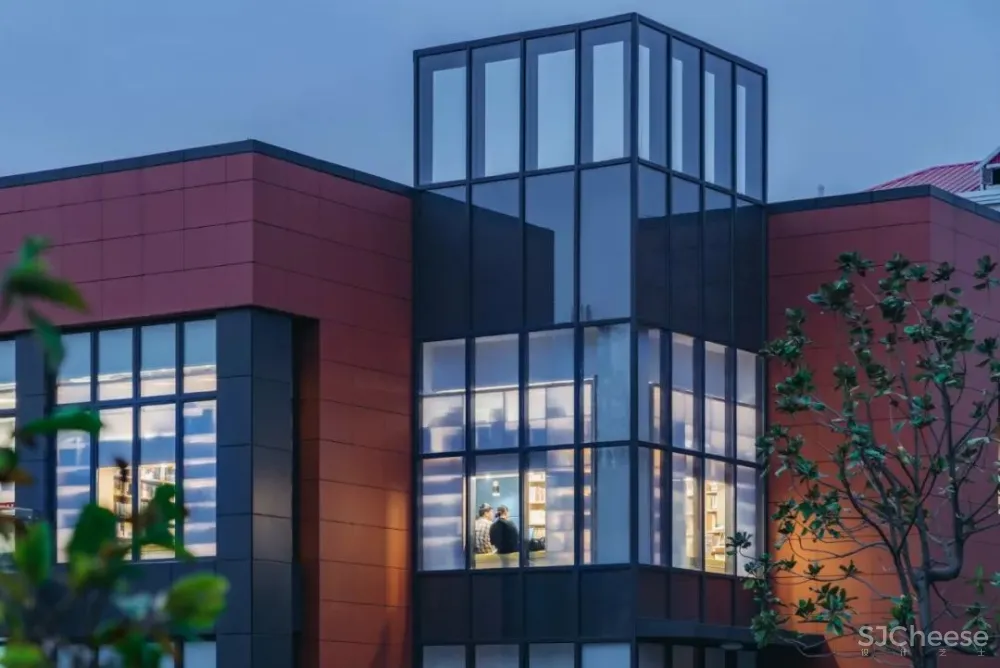 上海交大的00后书店，用有趣抵抗这个无聊的时代