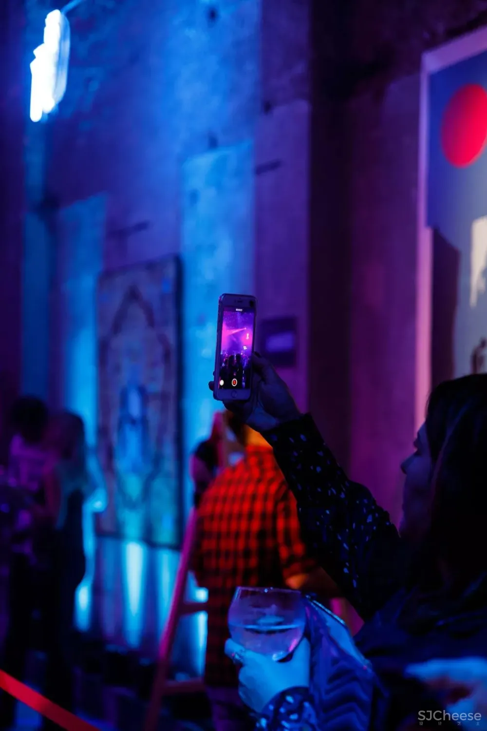 首发 孟买蓝宝石酒吧-工作室:激发艺术创造力的热情派对