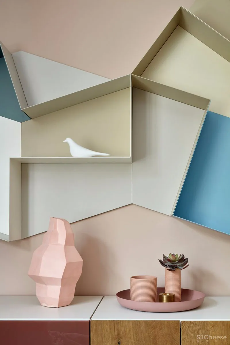 莫斯科有着多变墙面装饰的现代公寓