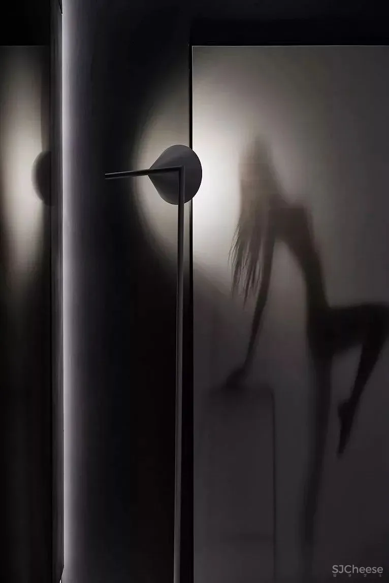 红与黑的颠覆，空间的时尚感官