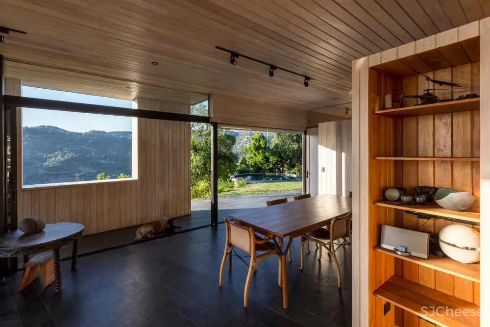 圣地亚哥郊区住宅 / Carreño Sartori Arquitectos