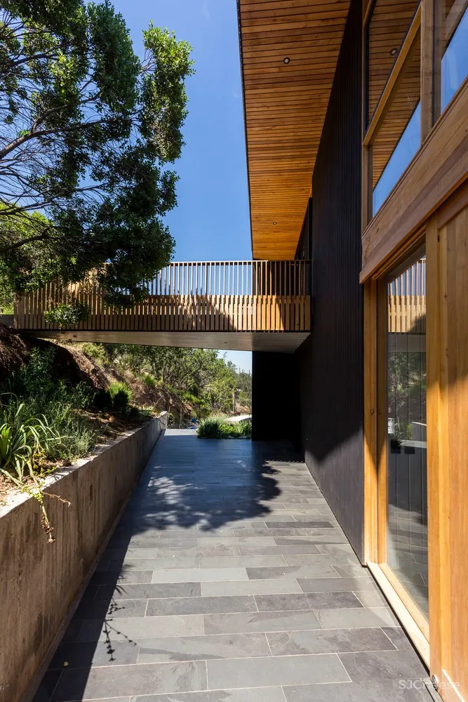 圣地亚哥郊区住宅 / Carreño Sartori Arquitectos