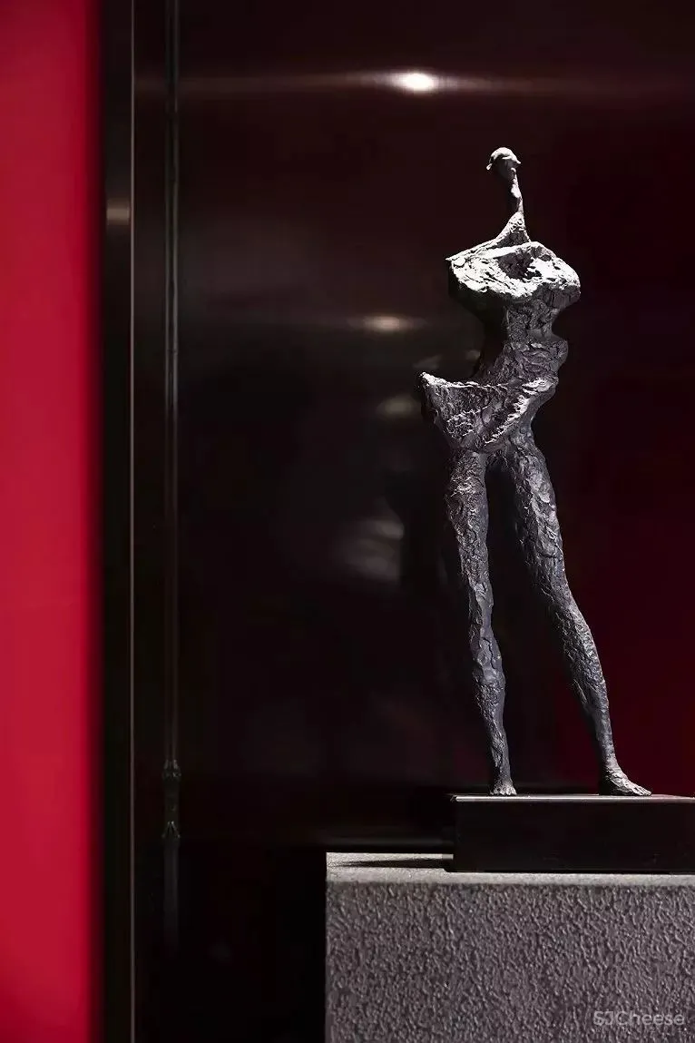 红与黑的颠覆，空间的时尚感官