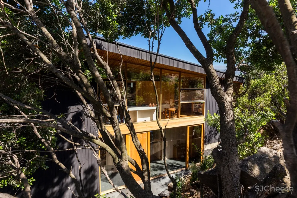 圣地亚哥郊区住宅 / Carreño Sartori Arquitectos