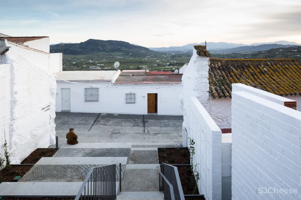 玛利亚与萨雷诺庭院 / WaterScales arquitectos