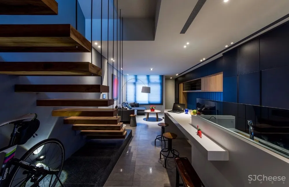 “公寓改造后,常常有奇怪的陌生人来我家附近拍照。”