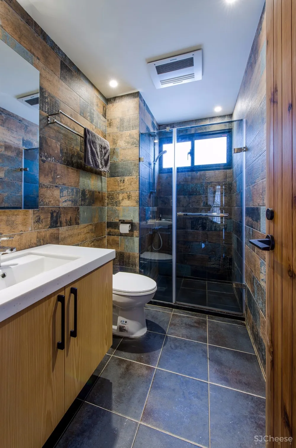 “公寓改造后,常常有奇怪的陌生人来我家附近拍照。”