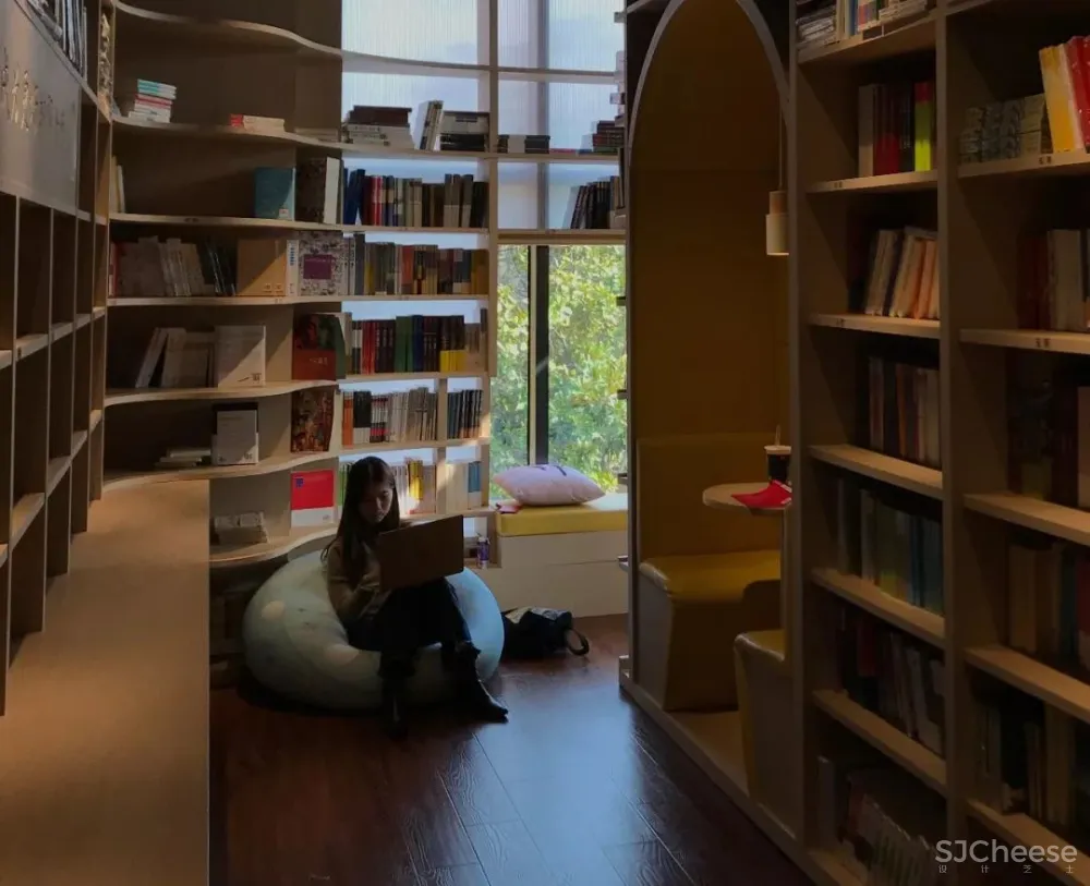 上海交大的00后书店，用有趣抵抗这个无聊的时代