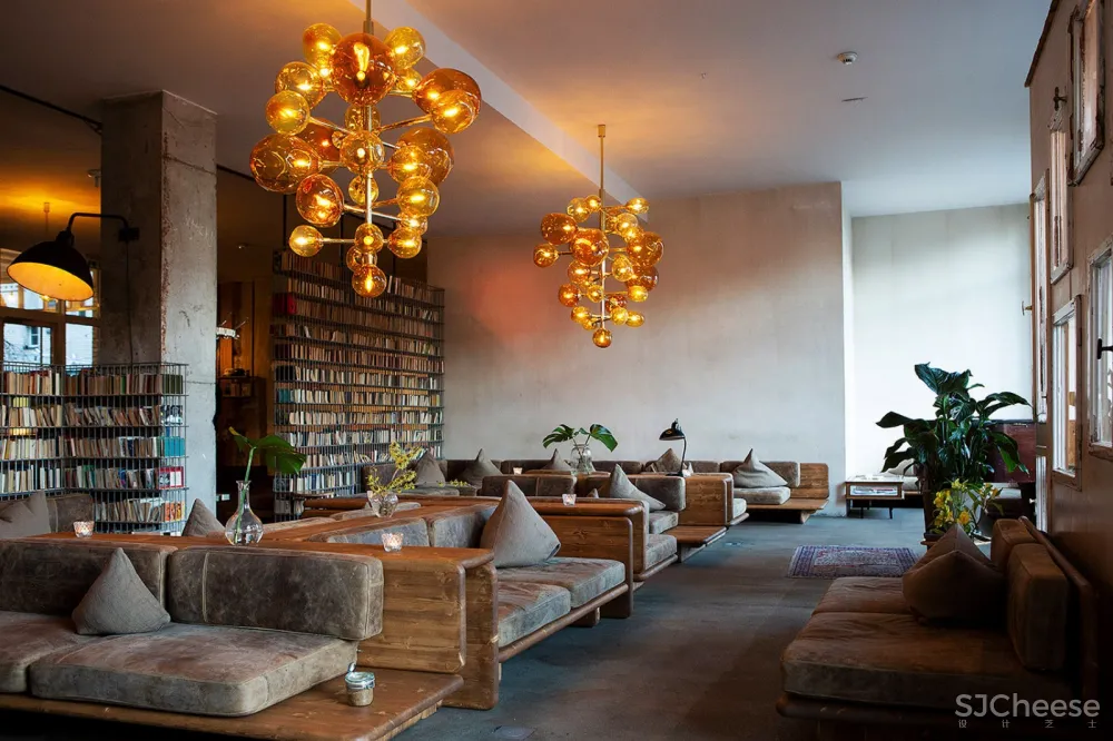 Sigurd Larsen & Jonathan Tuckey 翻新大堂和客房:柏林Michelberger酒店