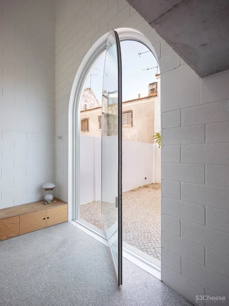 首发 | Leopold Banchini + Daniel Zamarbide：拥有强大内部和沉思空间的封闭式住宅 Dodged House 首