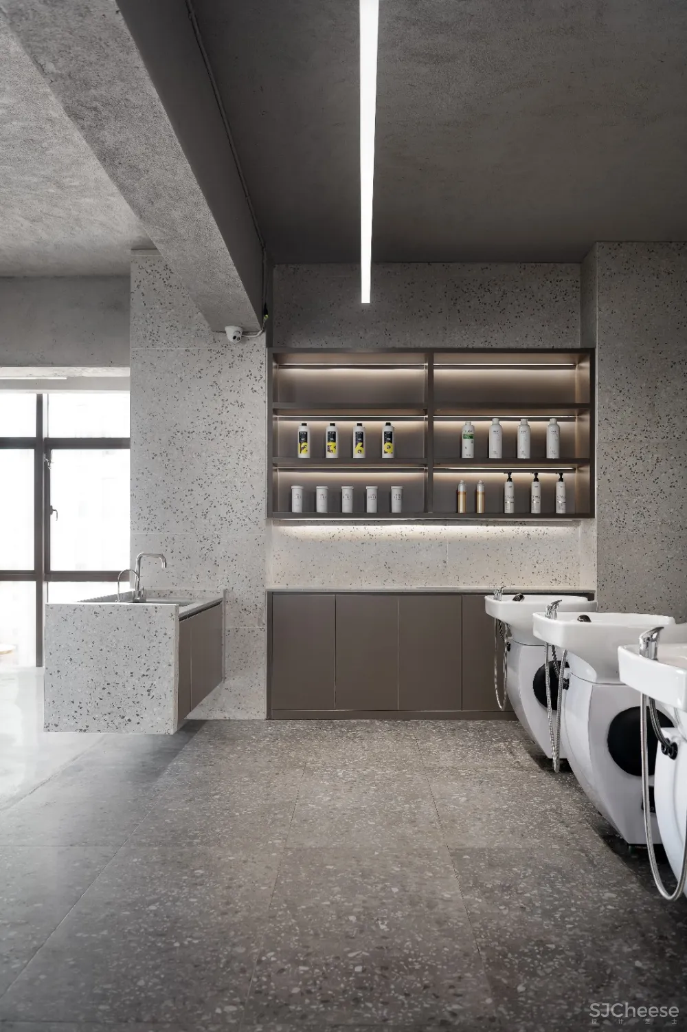 域见设计 YuDesign:TIME WAR糖果·现代工业风理发店设计