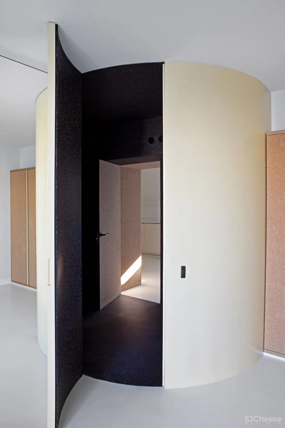 首发 | 三位建筑师共同设计 西班牙撞色几何形状架构的可持续阁楼公寓