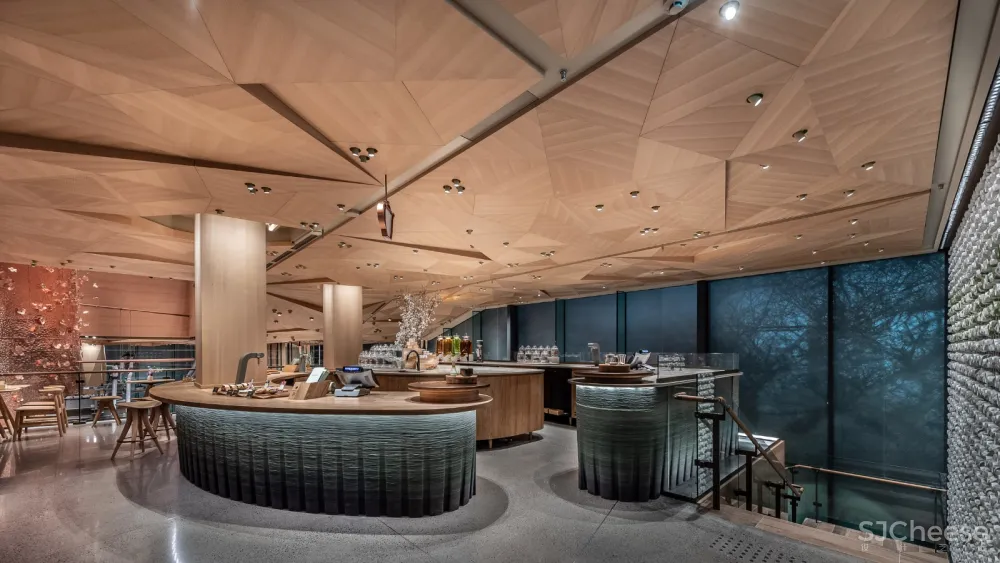 首发 | 隈研吾新作 & 星巴克烘焙工坊东京新门店:折纸天花板与樱花装饰的日式工艺