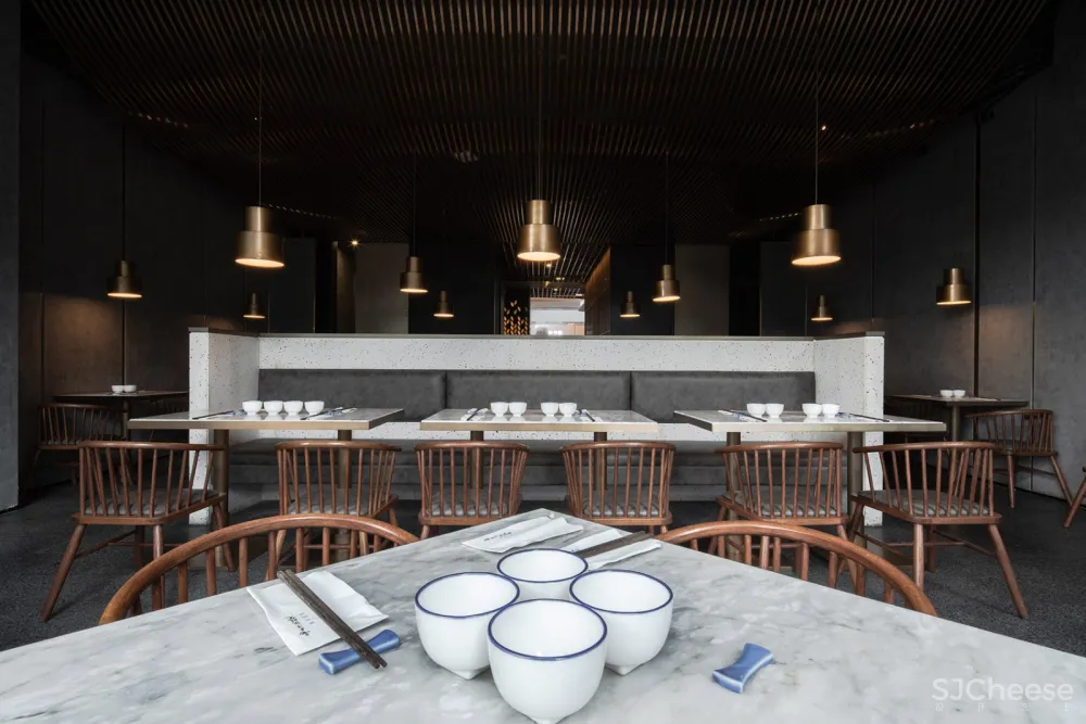 高桌子低板凳面馆·成都 / 大麦设计