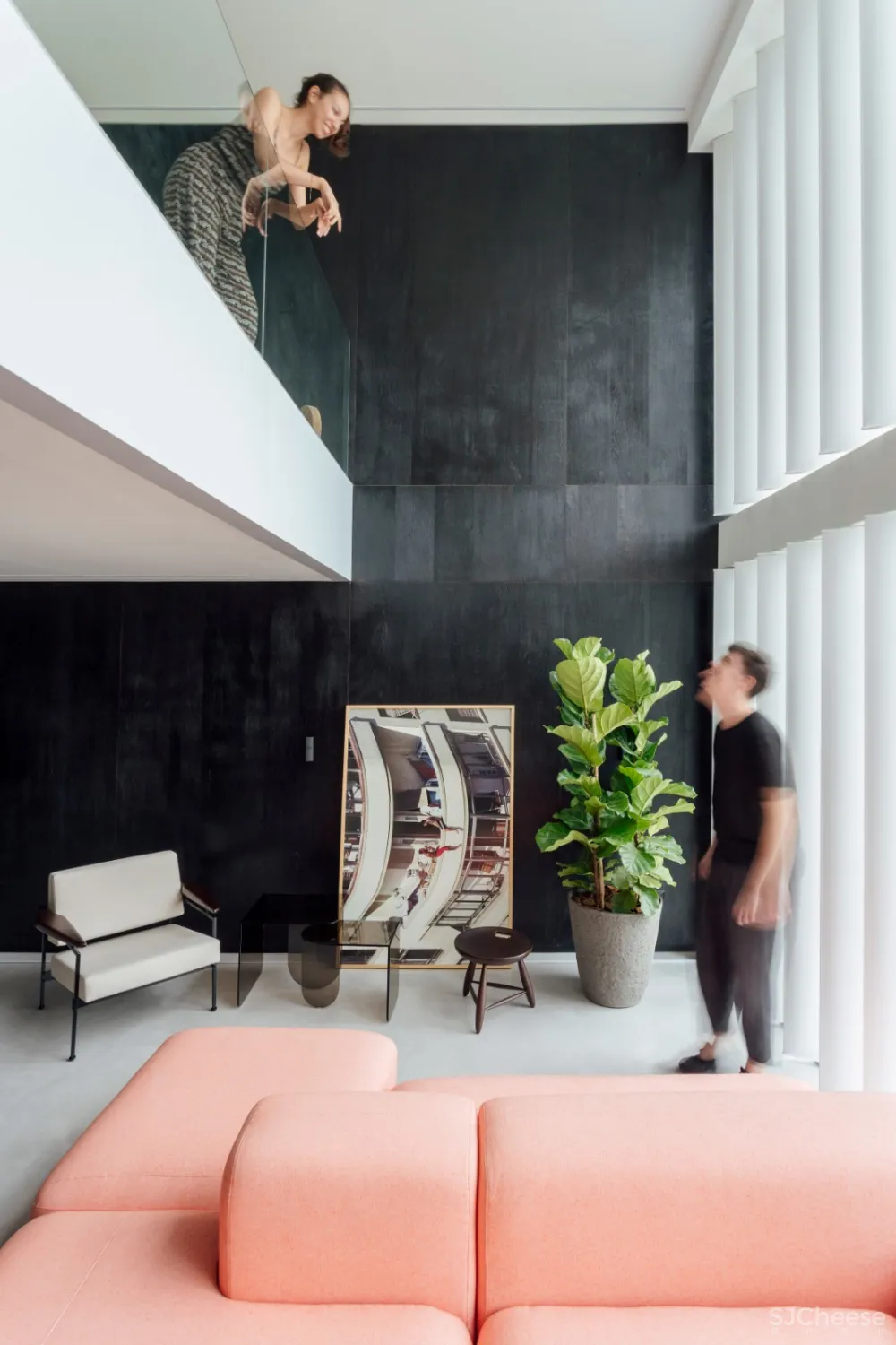 首发 | Arquitetura Nacional：黑色旋转楼梯复式公寓