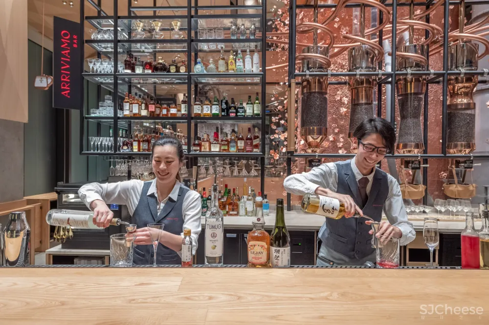 首发 | 隈研吾新作 & 星巴克烘焙工坊东京新门店:折纸天花板与樱花装饰的日式工艺