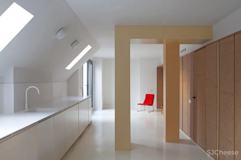 首发 | 三位建筑师共同设计 西班牙撞色几何形状架构的可持续阁楼公寓