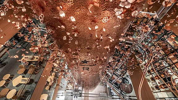 首发 | 隈研吾新作 & 星巴克烘焙工坊东京新门店:折纸天花板与樱花装饰的日式工艺