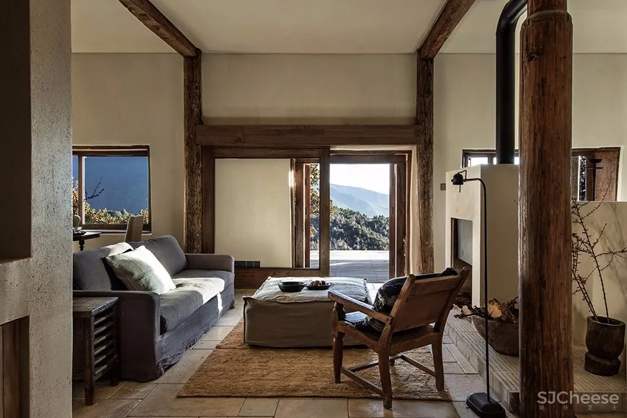 在世界尽头,为凝望辟一扇理想的“窗”| 既下山·梅里酒店