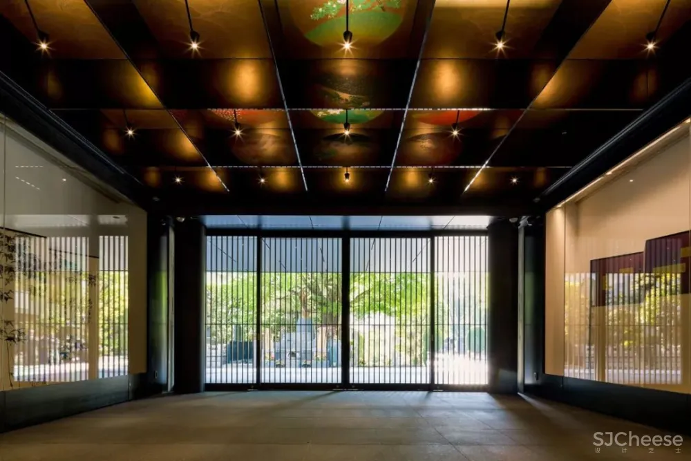他在闹市中建了一个寺庙,用水晶做围墙,斩获设计大奖