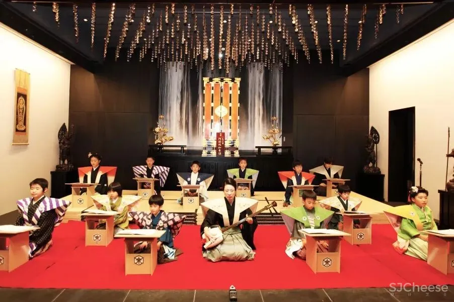 他在闹市中建了一个寺庙,用水晶做围墙,斩获设计大奖