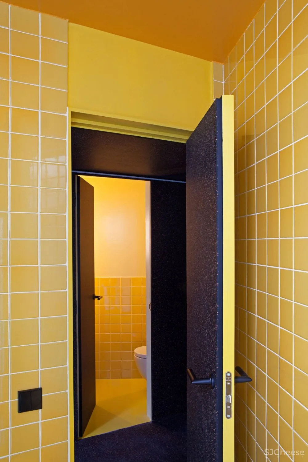 首发 | 三位建筑师共同设计 西班牙撞色几何形状架构的可持续阁楼公寓