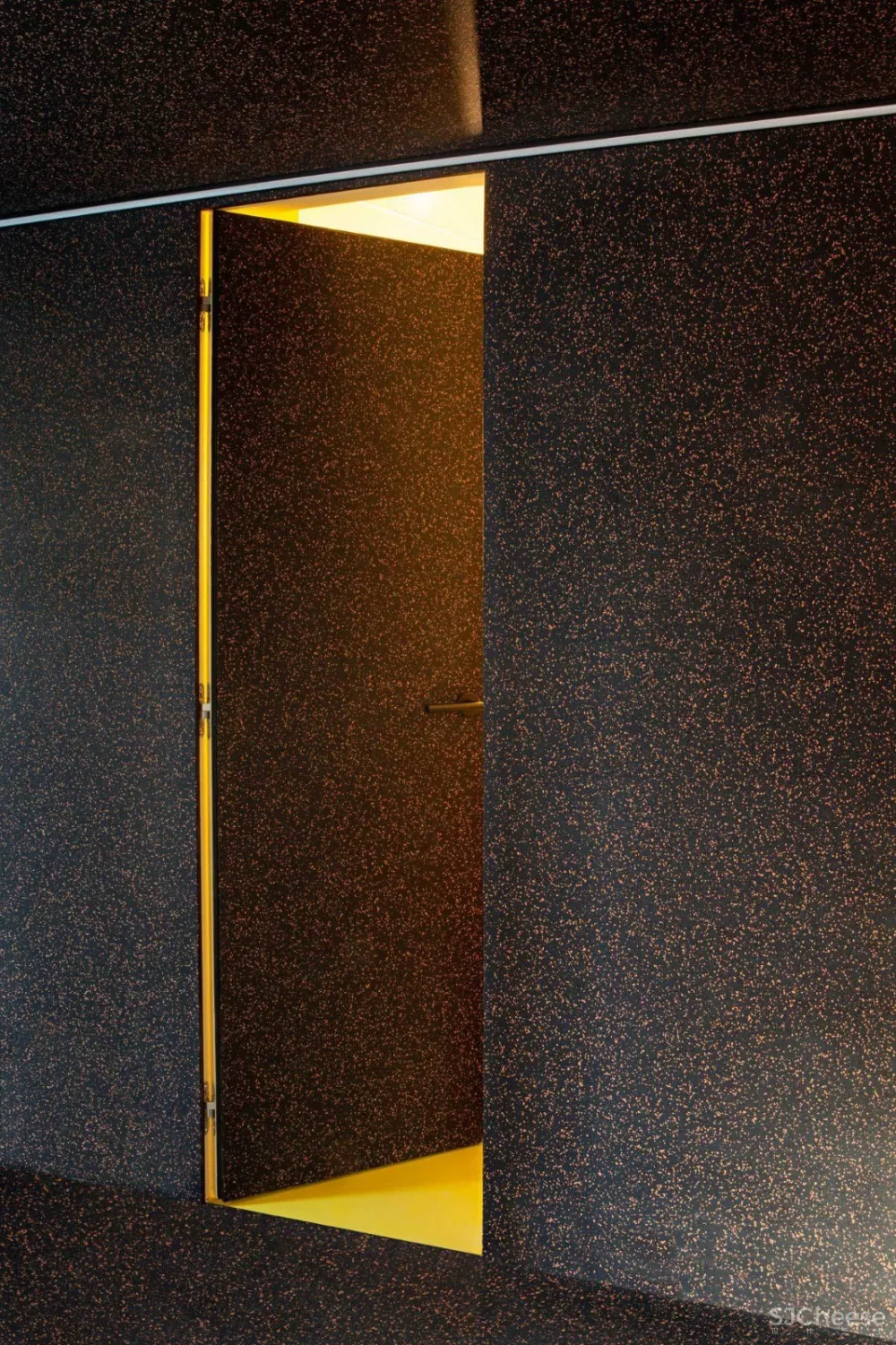 首发 | 三位建筑师共同设计 西班牙撞色几何形状架构的可持续阁楼公寓