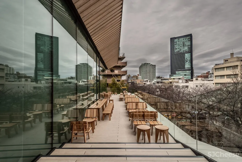 首发 | 隈研吾新作 & 星巴克烘焙工坊东京新门店:折纸天花板与樱花装饰的日式工艺