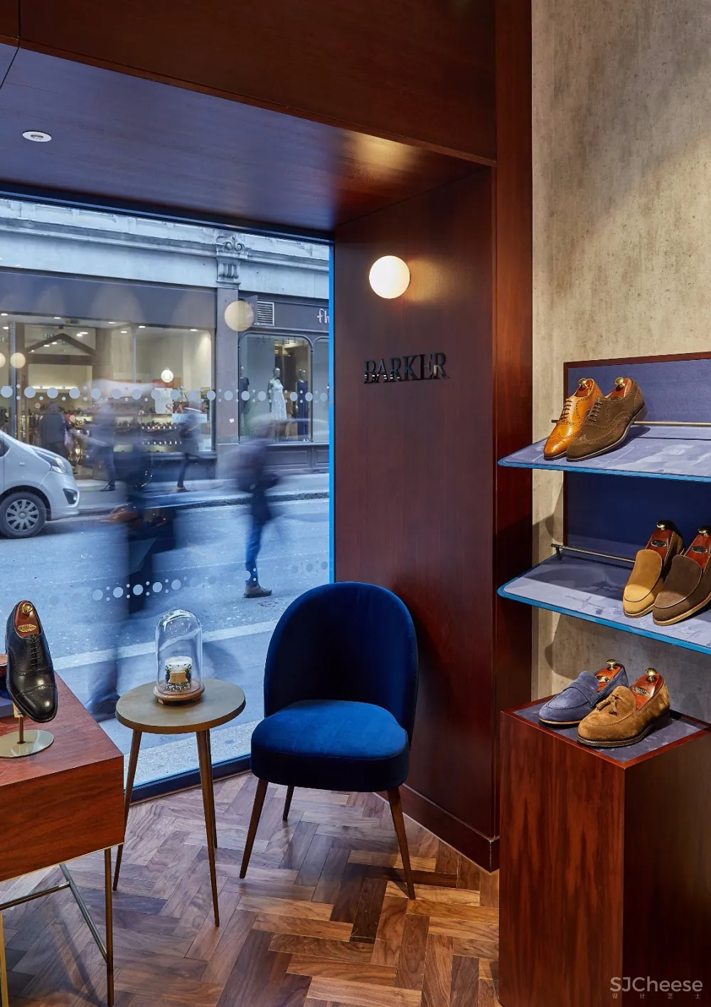 以矢车菊蓝色为背景的巴黎春天百货BARKER 男鞋店 | Author