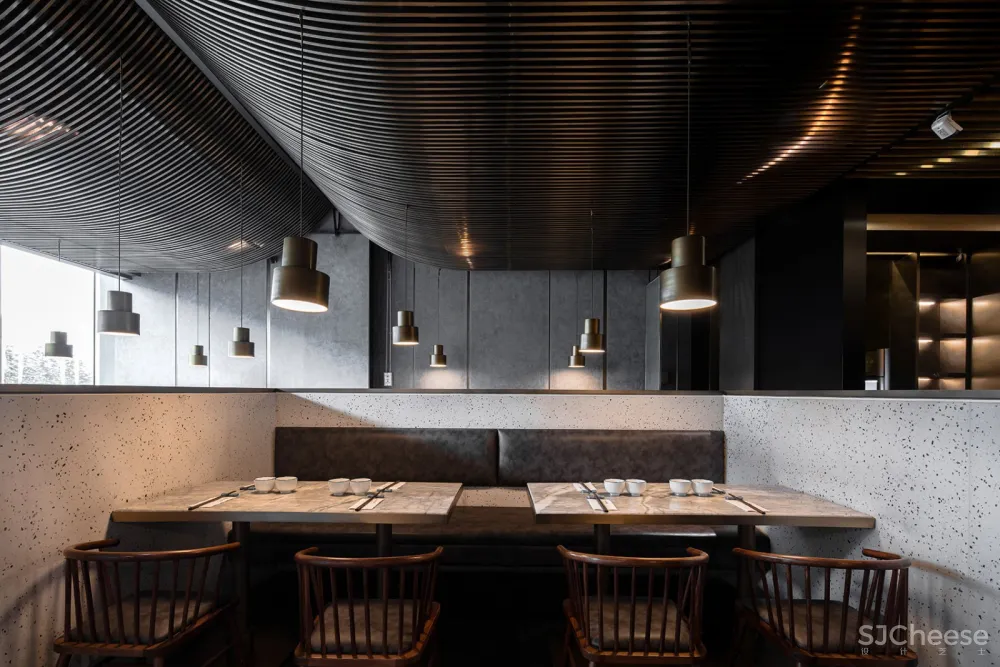 高桌子低板凳面馆·成都 / 大麦设计