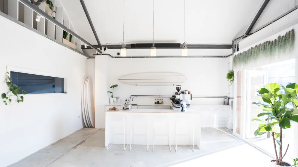 首发 | Emily & Mark Anderson：工厂改造Open冲浪商店咖啡馆