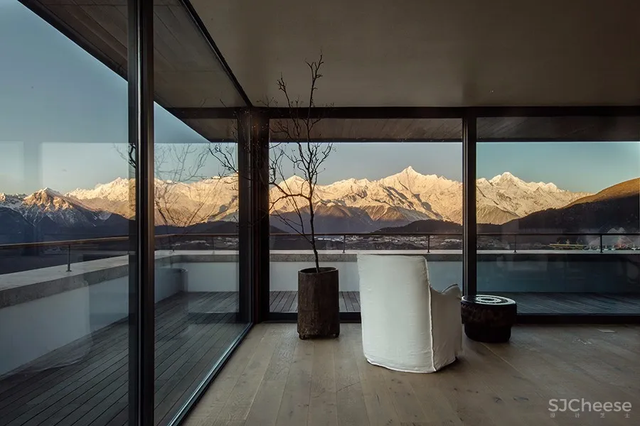 在世界尽头,为凝望辟一扇理想的“窗”| 既下山·梅里酒店